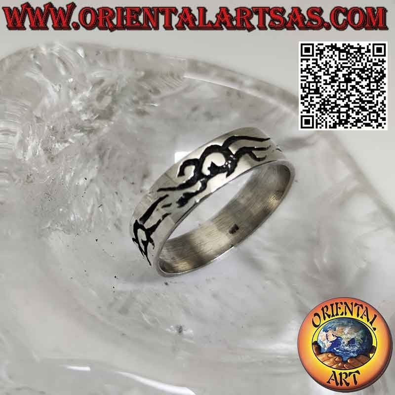 Anello in argento a fascia liscia con simbolo tribale inciso tre volte