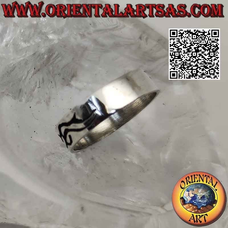 Anillo de plata de banda lisa con símbolo tribal grabado tres veces