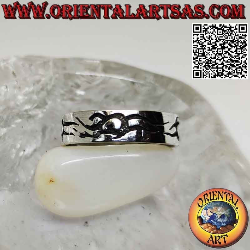 Anello in argento a fascia liscia con simbolo tribale inciso tre volte