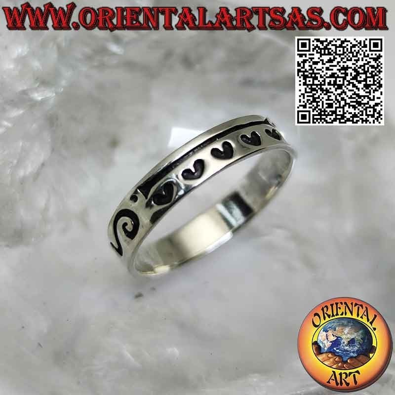 Anello in argento a fascia liscia con decoro tribale e cuori ad incisione profonda