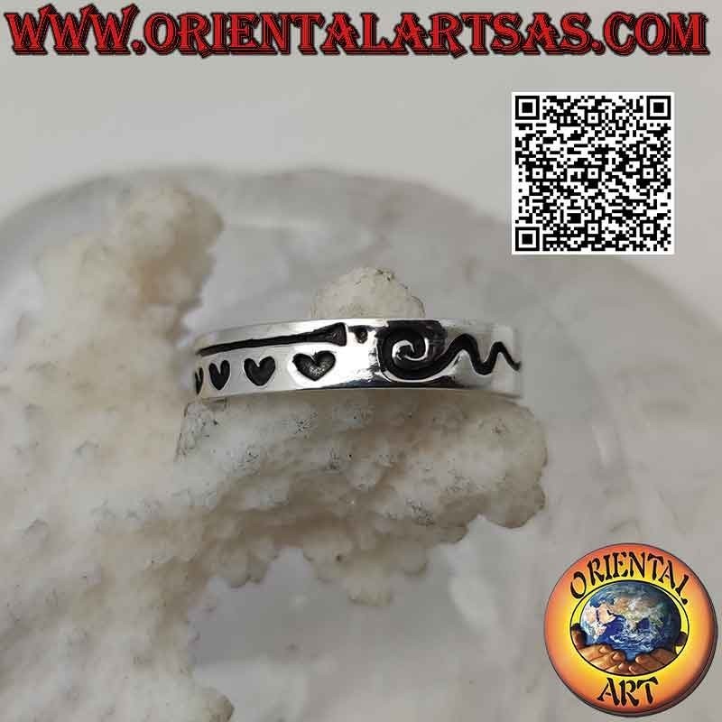 Anello in argento a fascia liscia con decoro tribale e cuori ad incisione profonda