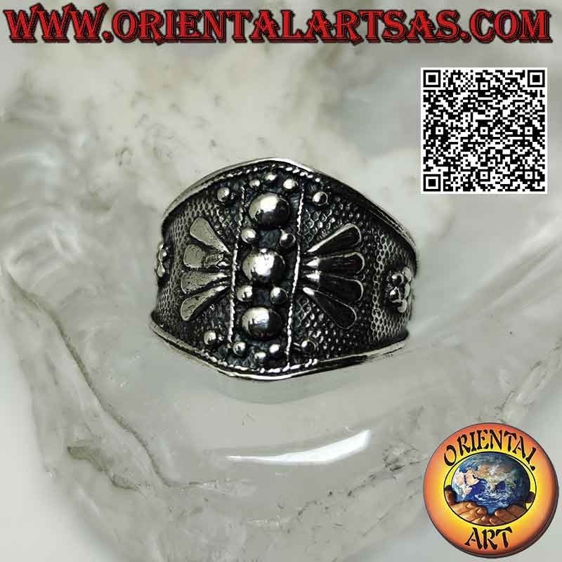 Anillo de plata con banda ancha creciente con fondo punteado y decoraciones geométricas en bajorrelieve