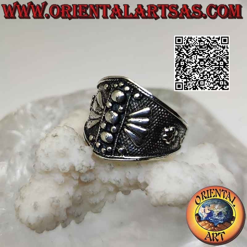 Silver ring with a wide growing band with a dotted bottom and geometric bas-relief decorations
