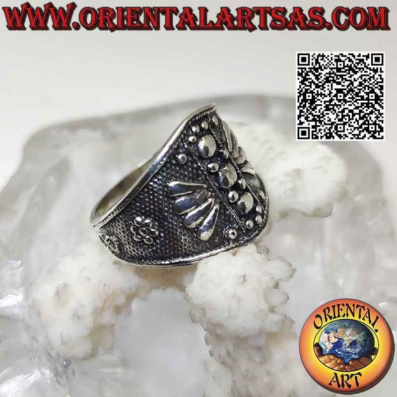 Bague en argent avec une large bande croissante avec un fond pointillé et des décorations géométriques en bas-relief