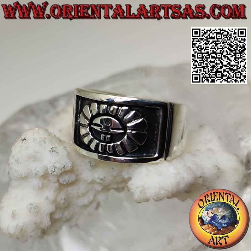 Bague en argent à large bande poussant avec un soleil mystique aztèque en bas-relief
