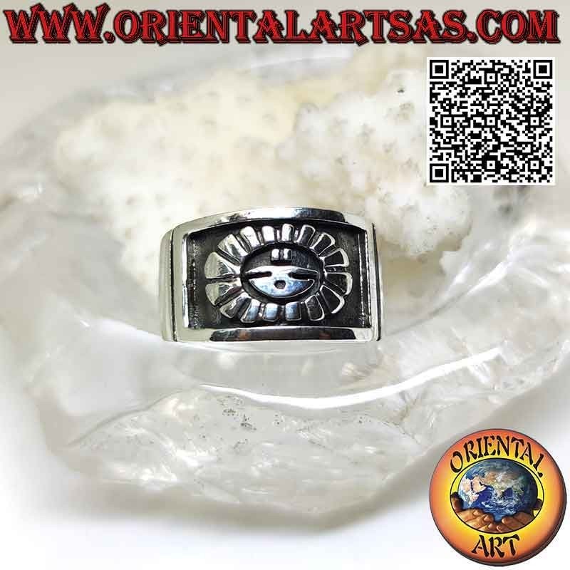 Silberring mit breitem Band, der mit einer aztekischen mystischen Sonne im Flachrelief wächst
