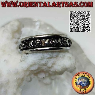 Anillo de plata con banda antiestrés, corazón liso y flor alterna