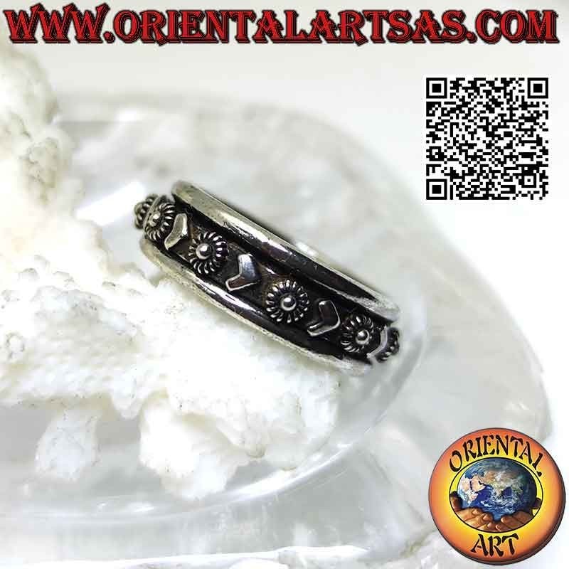 Anillo de plata con banda antiestrés, corazón liso y flor alterna