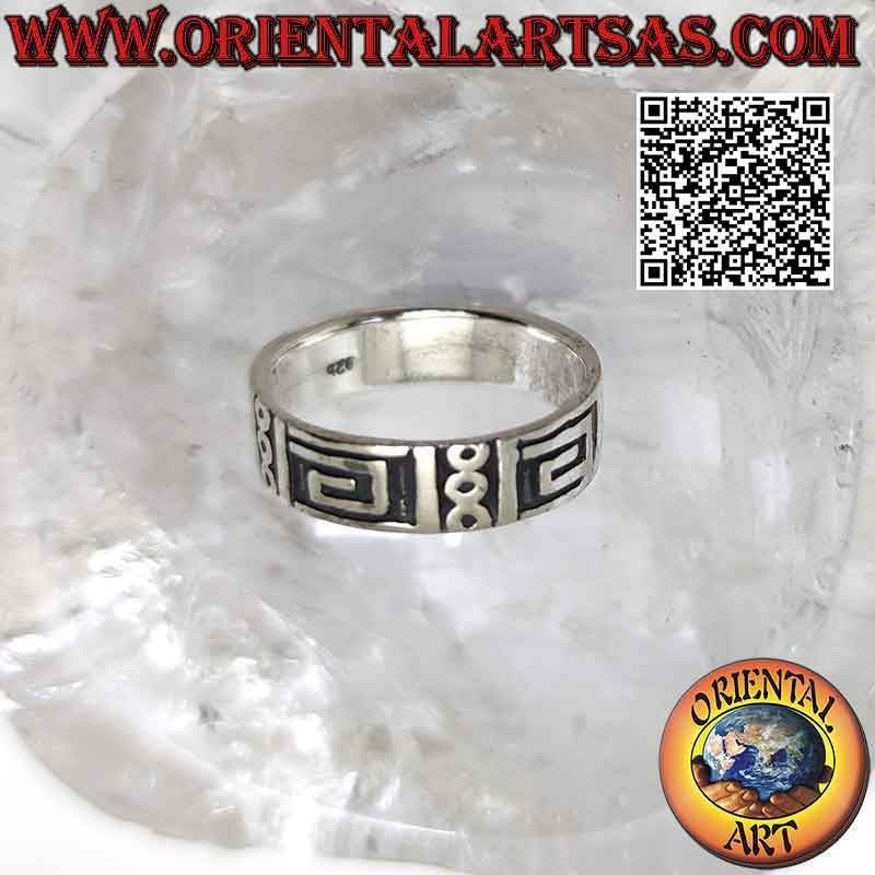 Anello in argento a fascia lavorata con serie di spirali lisce squadrate e cerchietti su fondo liscio