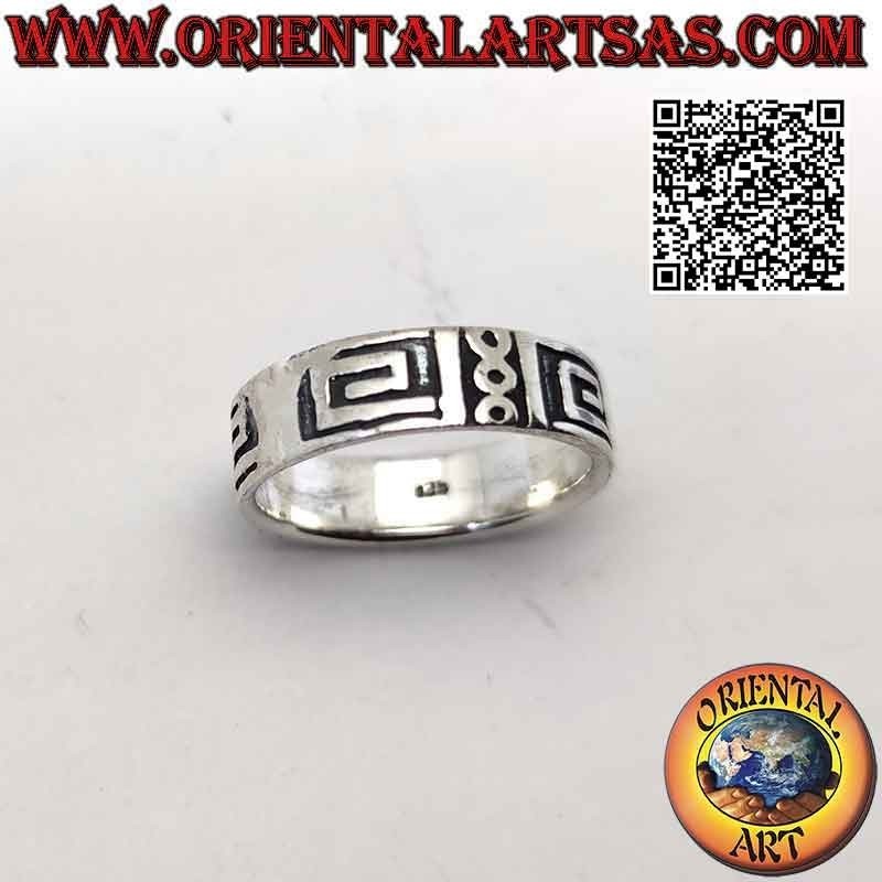 Anello in argento a fascia lavorata con serie di spirali lisce squadrate e cerchietti su fondo liscio