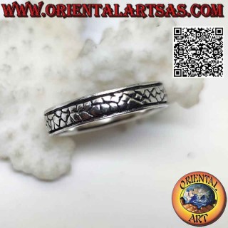 Bague en argent avec bande travaillée gravée, peau de serpent ou de crocodile