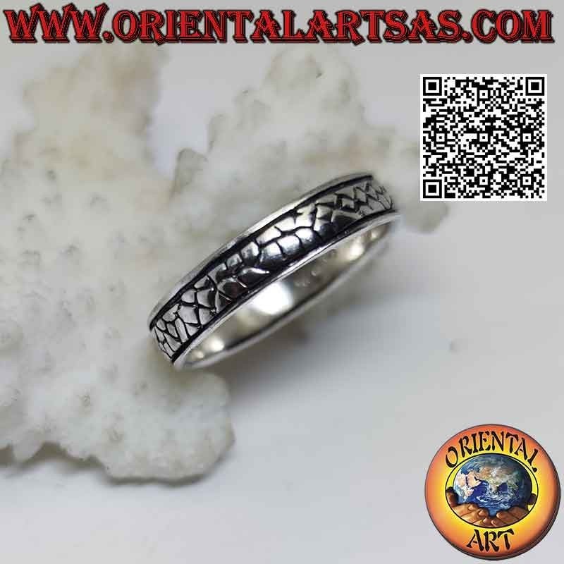 Silver ring with engraved worked band, snake or crocodile skin