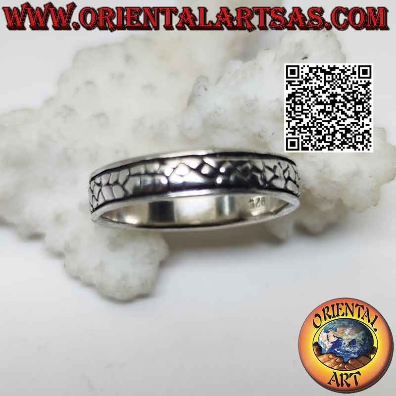 Bague en argent avec bande travaillée gravée, peau de serpent ou de crocodile
