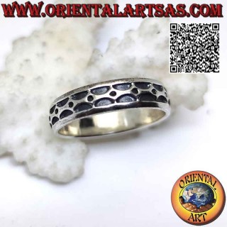 Bague en argent travaillée avec une série de demi-cercles opposés avec une gravure profonde et une boule entre eux
