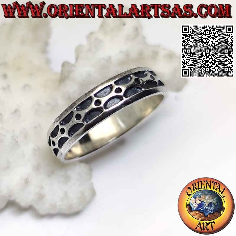 Bague en argent travaillée avec une série de demi-cercles opposés avec une gravure profonde et une boule entre eux