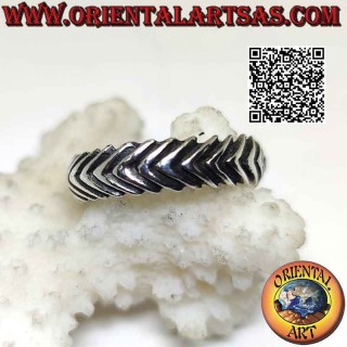 Bague en argent travaillée d'une série de flèches directionnelles gravées et façonnées