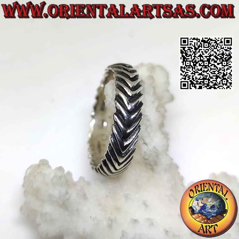 Anillo de banda de plata trabajado con una serie de flechas direccionales grabadas y en forma.