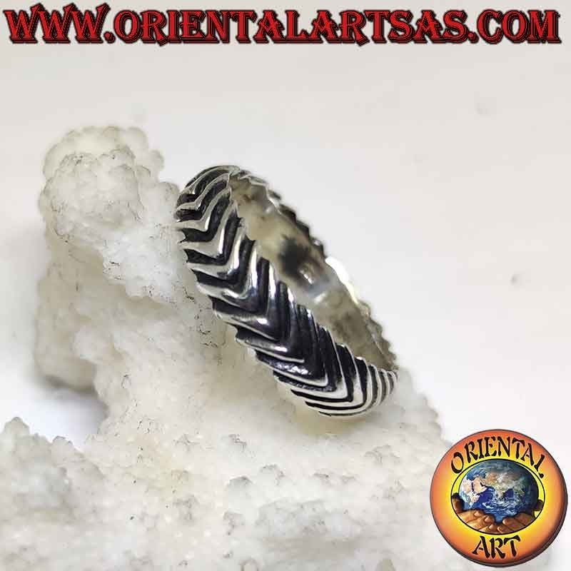 Bague en argent travaillée d'une série de flèches directionnelles gravées et façonnées