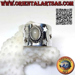 Silberner Bandring mit ovalem Cabochon-Mondstein und durchbohrten Sternen