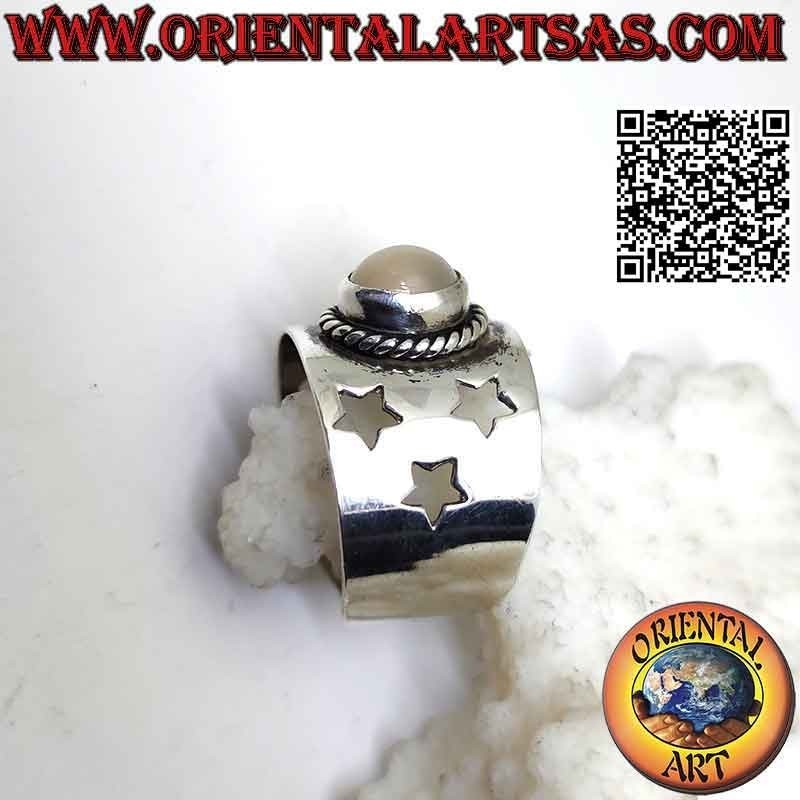 Silberner Bandring mit ovalem Cabochon-Mondstein und durchbohrten Sternen