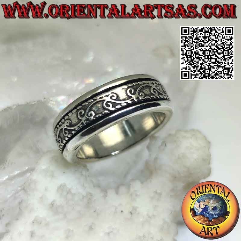 Anello in argento a fascia antistress, ramoscello di edera in movimento sinuoso in bassorilievo