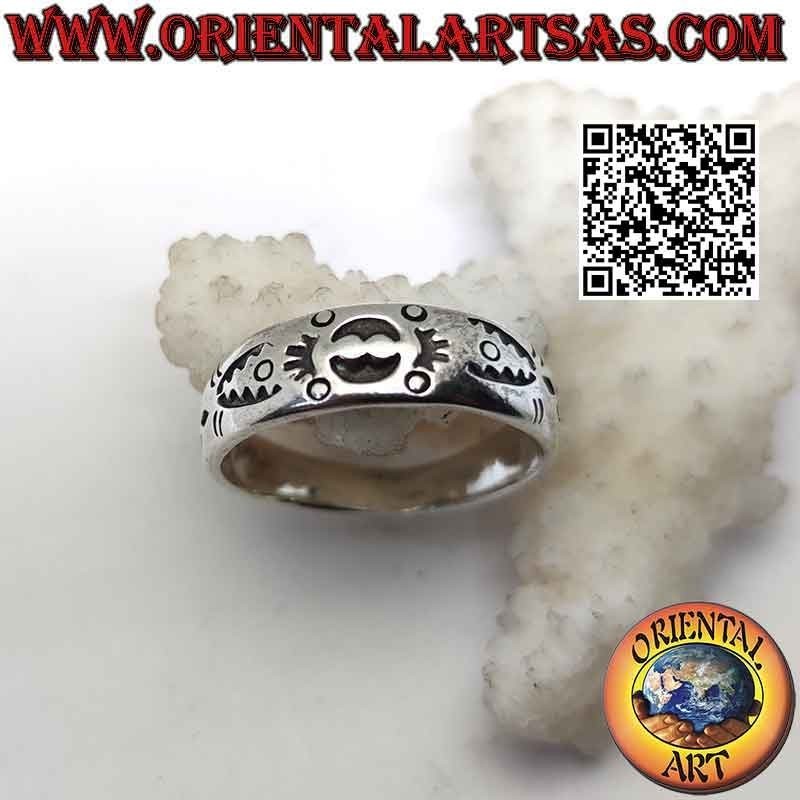 Bague en argent travaillée avec décor maritime maori gravé