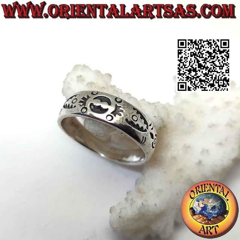 Bague en argent travaillée avec décor maritime maori gravé