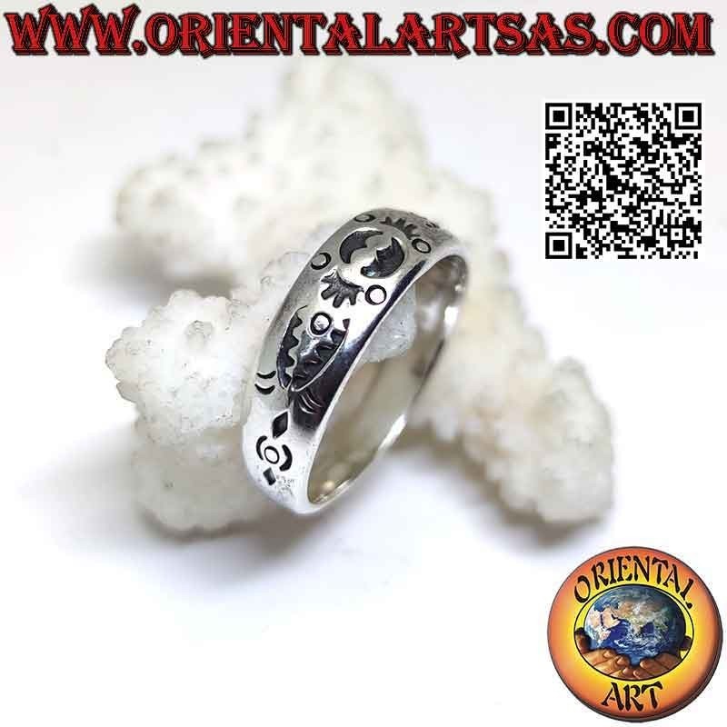 Anello in argento a fascia lavorata con decoro marittimo Maori inciso
