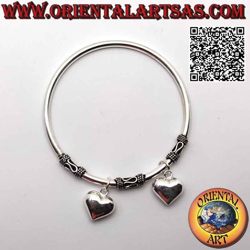 Bracelet charms en argent 925‰, rigide et lisse avec trois entretoises serpentines fixes et deux coeurs arrondis