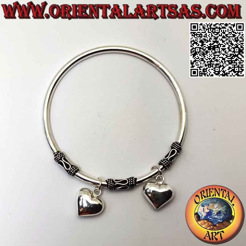 Bracciale charms in argento 925‰, rigido e liscio con tre distaziatori fissi a serpentina e due cuori bombati