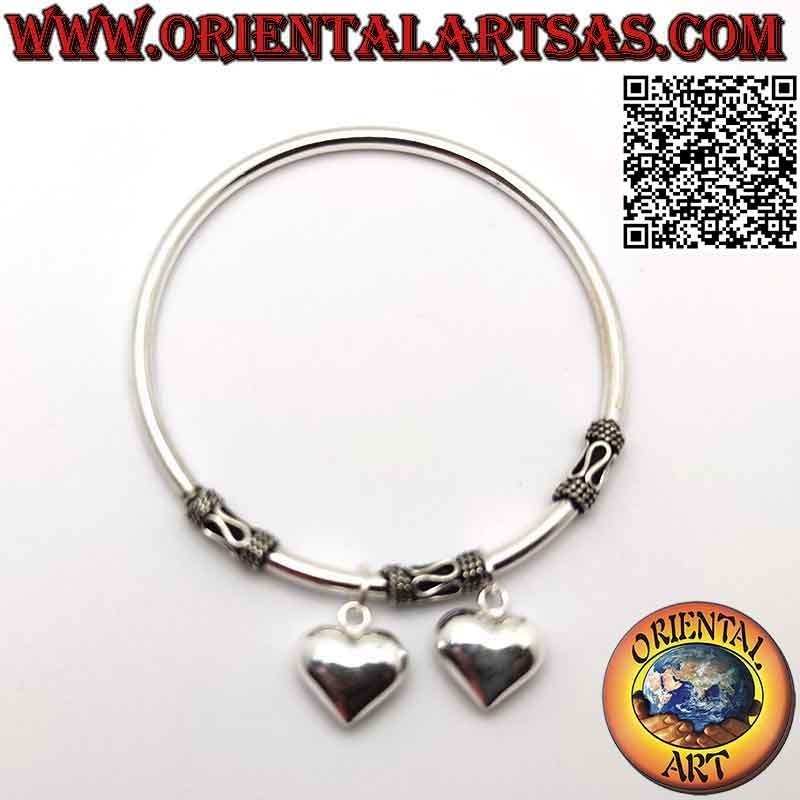 Bracciale charms in argento 925‰, rigido e liscio con tre distaziatori fissi a serpentina e due cuori bombati