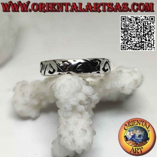 Bague en argent avec bande travaillée à décor gravé de spirales tringulaires