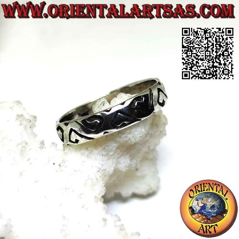Bague en argent avec bande travaillée à décor gravé de spirales tringulaires