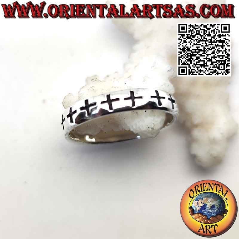 Anello in argento a fascia liscia con serie di croci greche incise