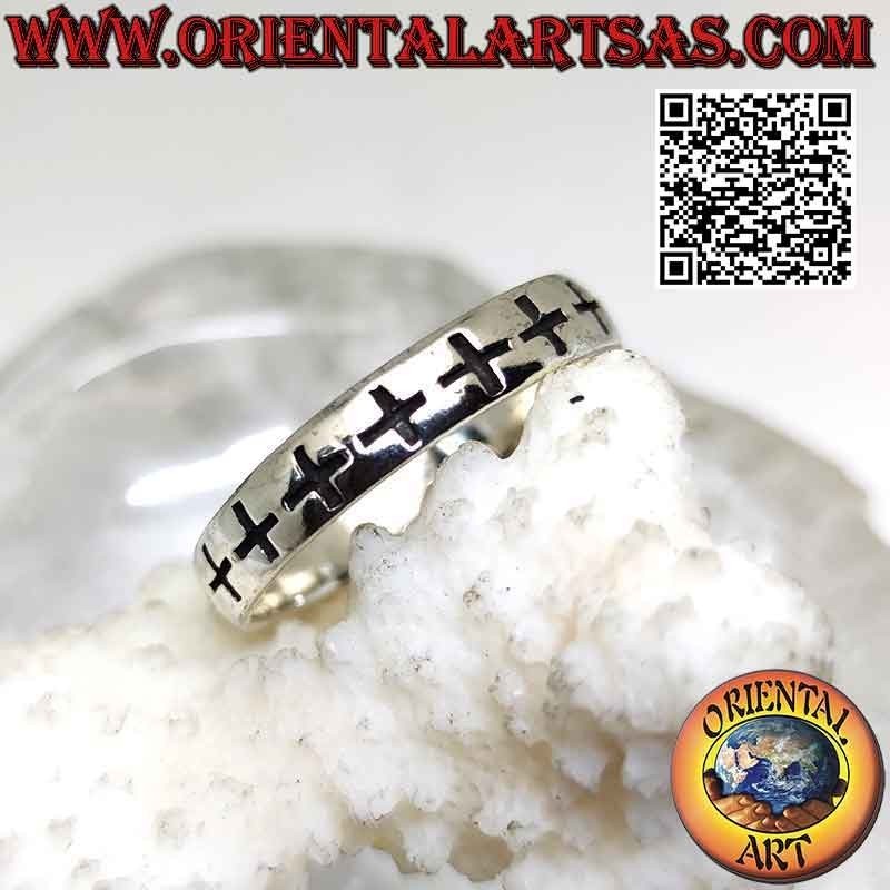 Bague en argent à bande lisse avec une série de croix grecques gravées