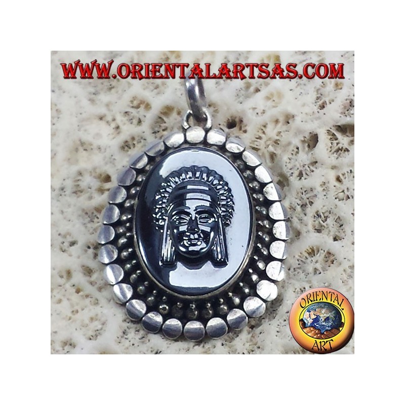 Colgante de plata con el camafeo en el hematites