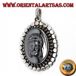 Colgante de plata con el camafeo en el hematites