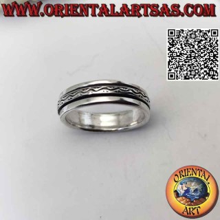 Anillo de plata con banda antiestrés, línea ondulada y adornos grabados