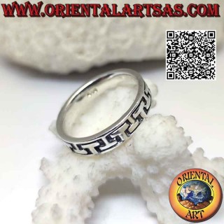 Anillo de plata con banda trabajada con línea grabada en secuencia de "5" y "2"