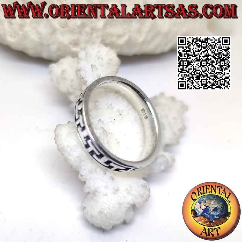 Anillo de plata con banda trabajada con línea grabada en secuencia de "5" y "2"