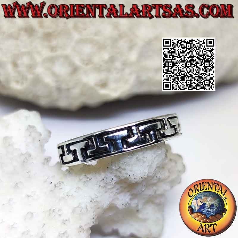 Silver ring with worked band with line engraved in a sequence of "5" and "2"