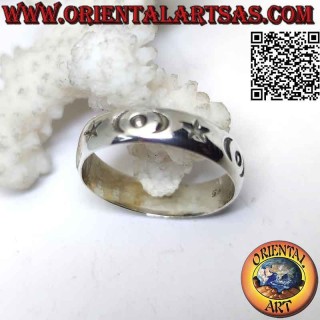Anillo de plata con estrellas, medias lunas y círculos grabados.