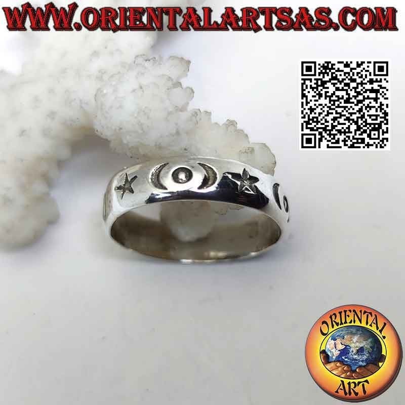 Anillo de plata con estrellas, medias lunas y círculos grabados.