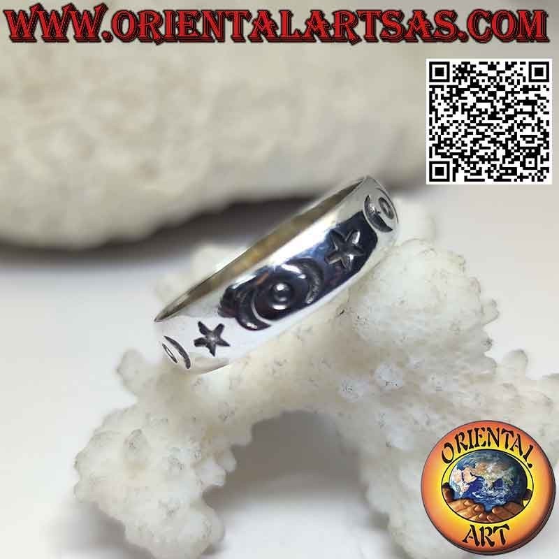 Bague en argent avec étoiles, croissants et cercles gravés