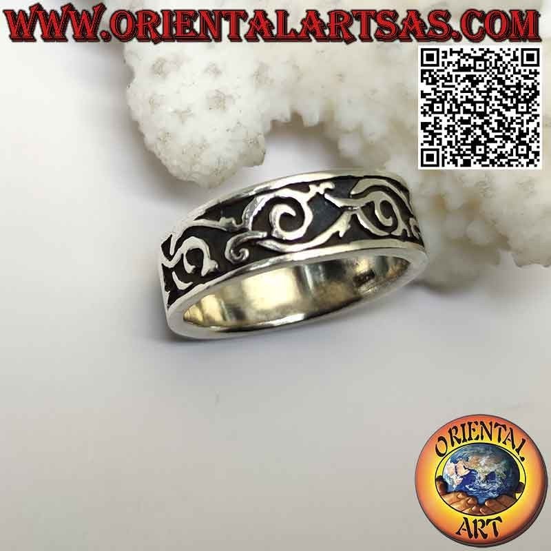 Bague en argent travaillée avec une branche de lierre torsadée en bas-relief
