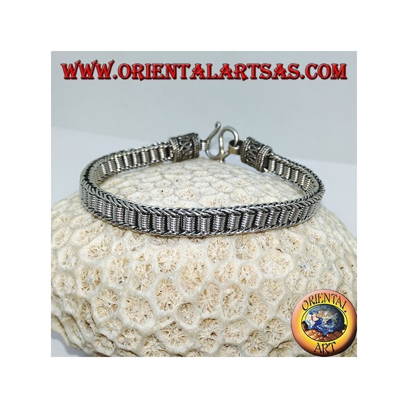 Flaches Silberarmband mit zentralen Spiralen
