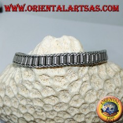 Pulsera plana de plata con espirales centrales.