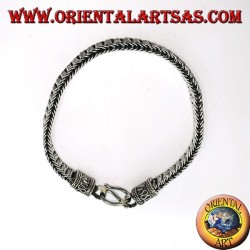 Pulsera plana de plata con espirales centrales.