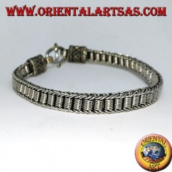 Pulsera plana de plata con espirales centrales.