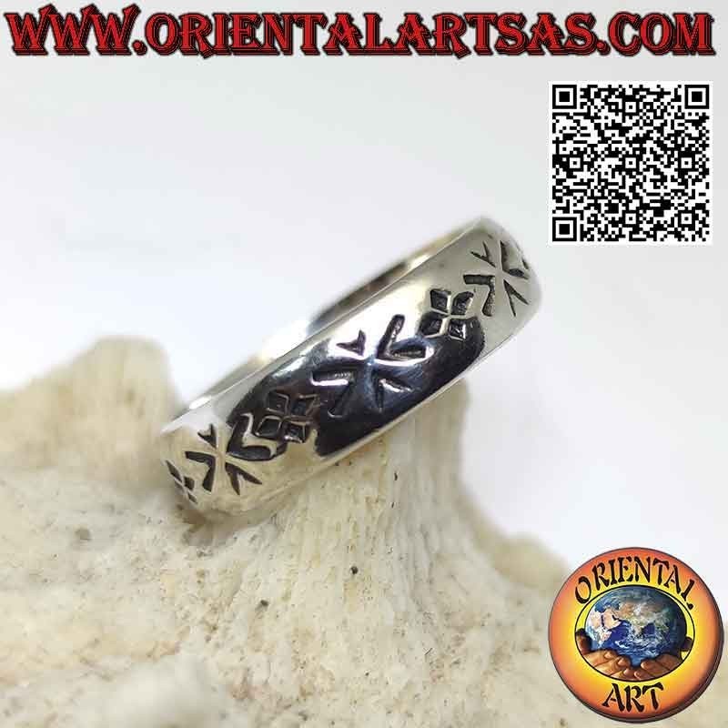 Anello in argento a fascia lavorata con quartetti geometrici incisi a punzone